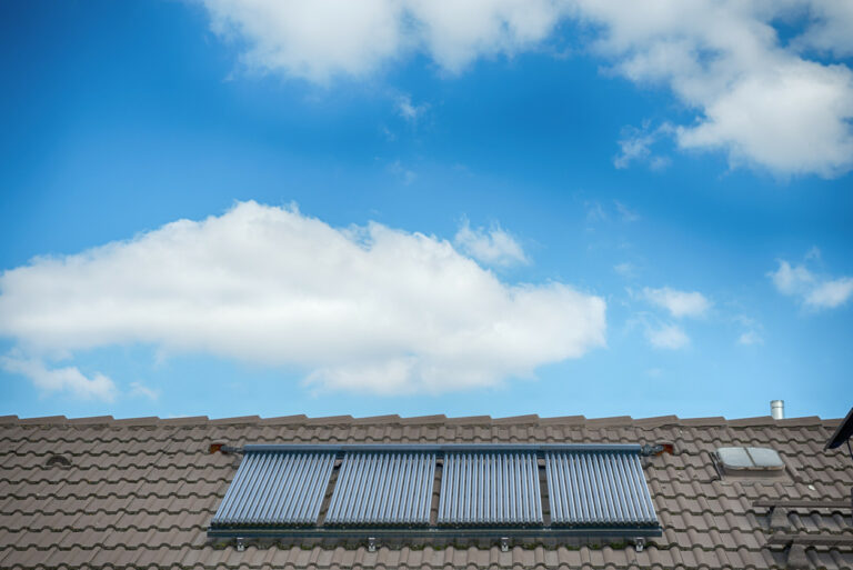 Solarthermieanlage auf einem Hausdach.